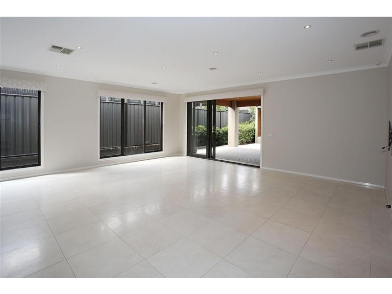 16 Holsteiner Terrace, Clyde North VIC 3978