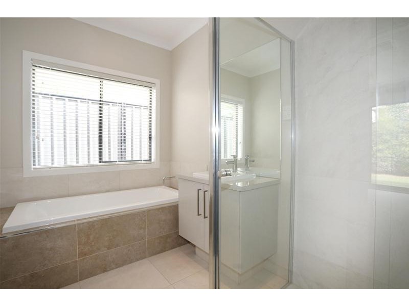 16 Holsteiner Terrace, Clyde North VIC 3978