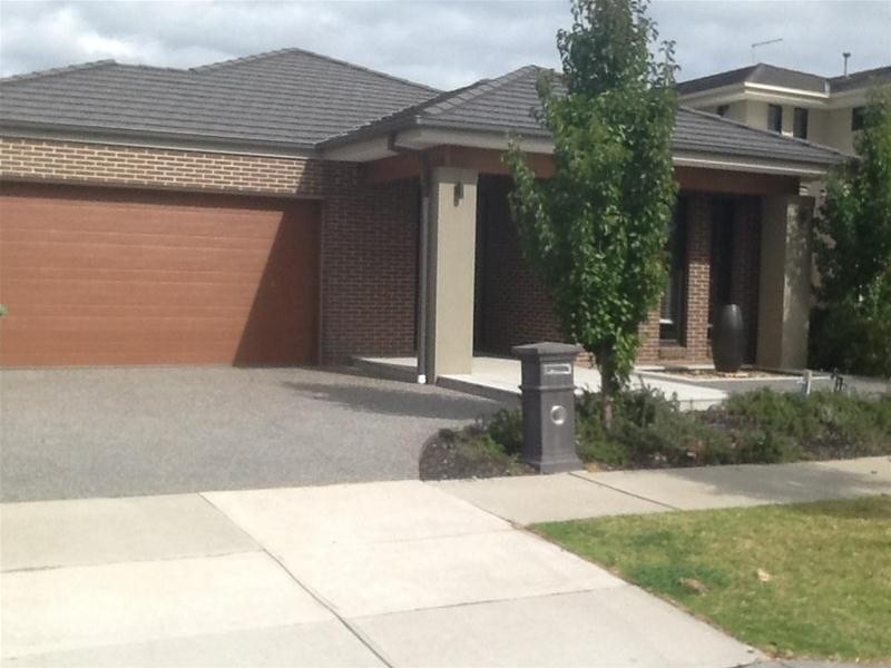 16 Holsteiner Terrace, Clyde North VIC 3978