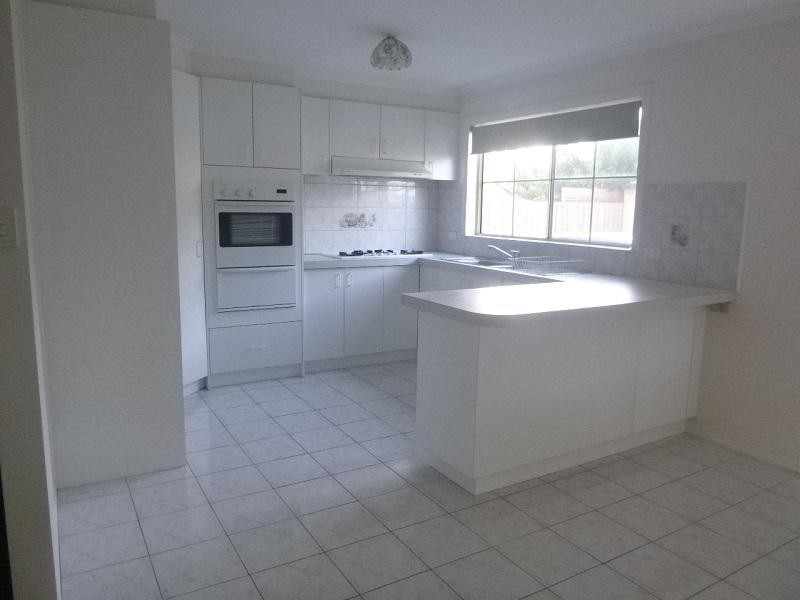 2/1 Daniher Close, Berwick VIC 3806