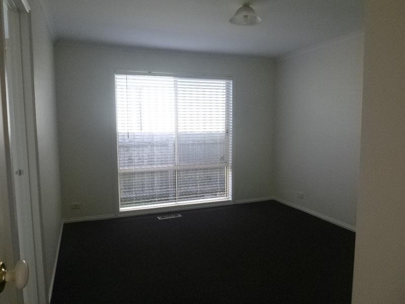 2/1 Daniher Close, Berwick VIC 3806