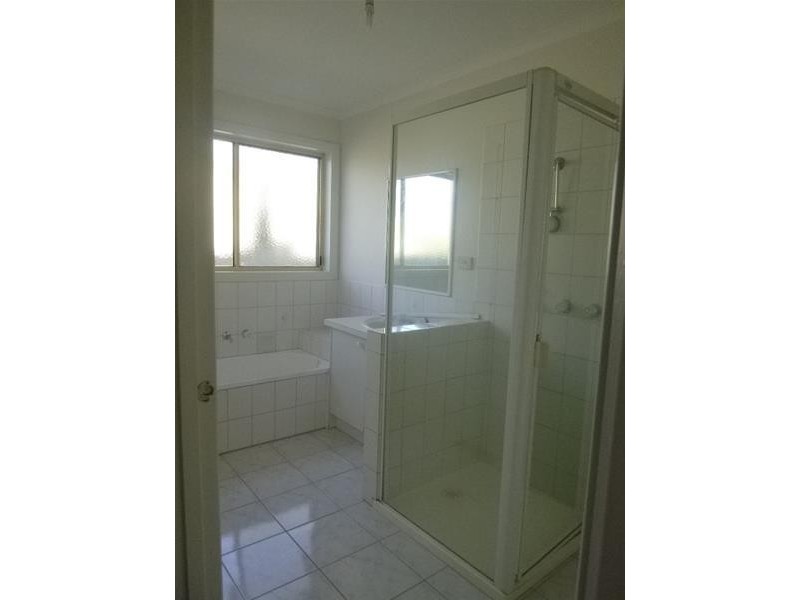 2/1 Daniher Close, Berwick VIC 3806