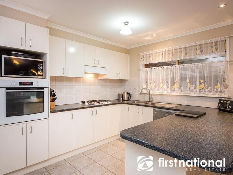 27 Balmoral Way, Pakenham VIC 3810