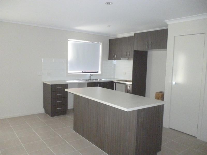 76 Fallingwater Drive, Pakenham VIC 3810