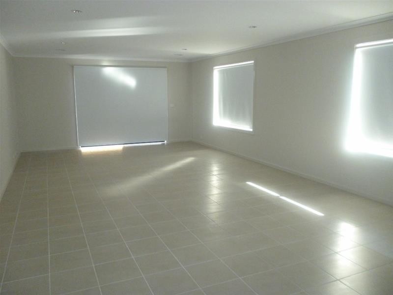 76 Fallingwater Drive, Pakenham VIC 3810