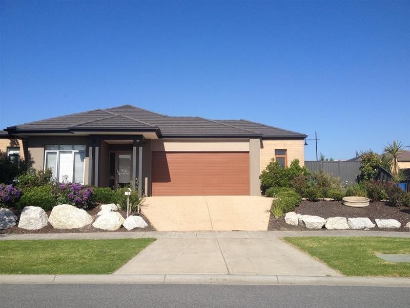 7 Kindred Avenue, Cranbourne North VIC 3977