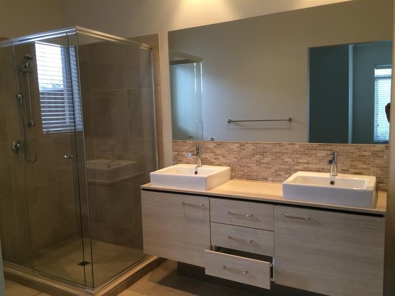 7 Kindred Avenue, Cranbourne North VIC 3977