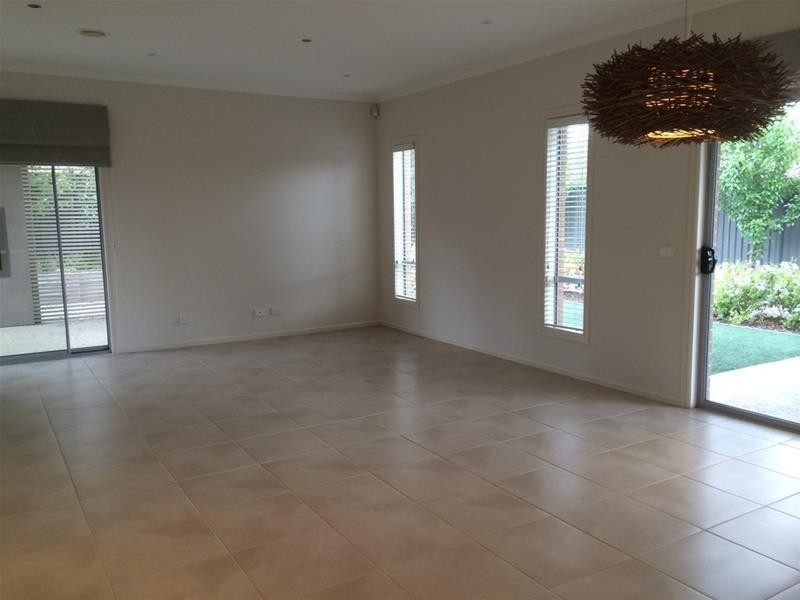 7 Kindred Avenue, Cranbourne North VIC 3977