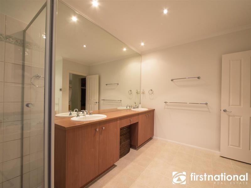 5 Riviera Drive, Berwick VIC 3806