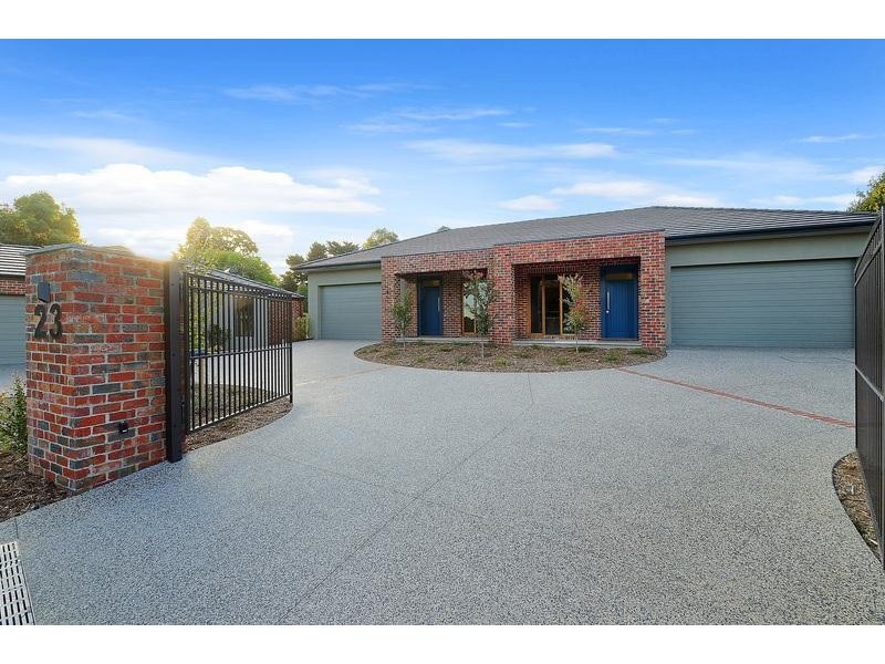 2/23 Hazeldene Court, Berwick VIC 3806