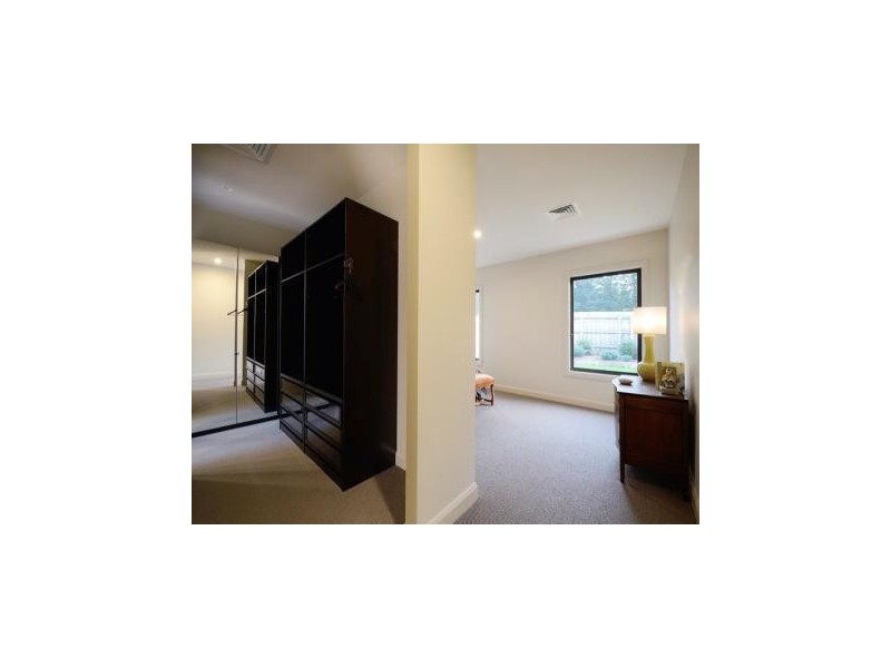 2/23 Hazeldene Court, Berwick VIC 3806