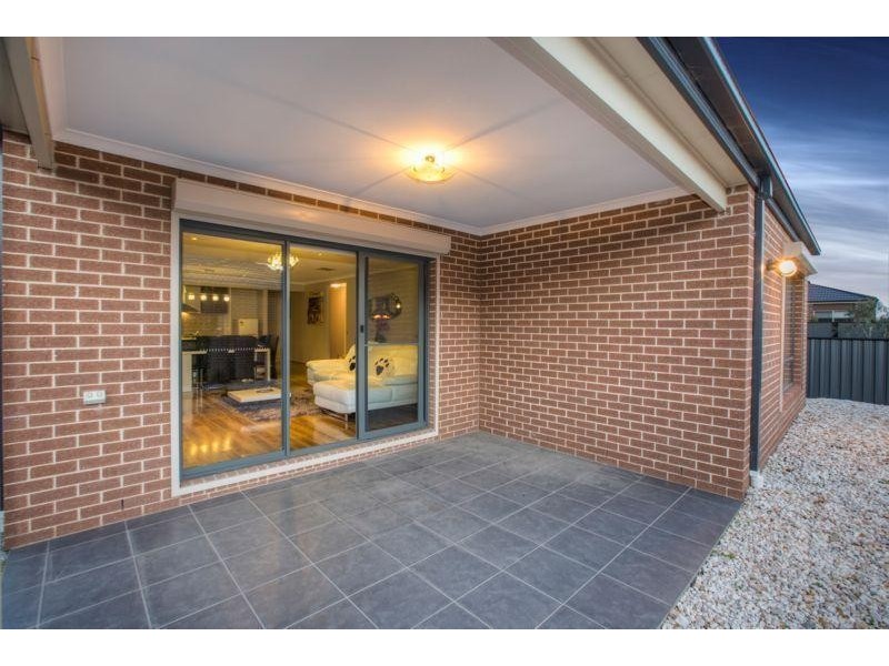 76 Selandra Boulevard, Clyde North VIC 3978