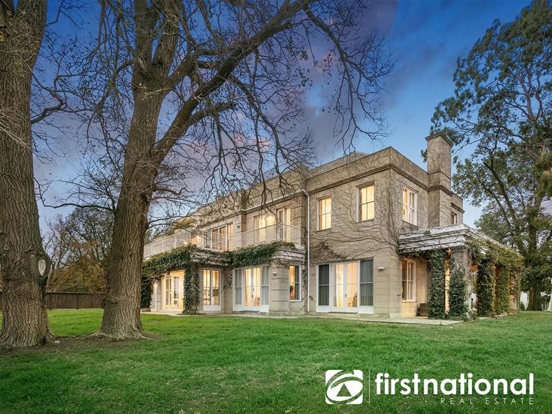 160 Wheelers Park Drive, Cranbourne North VIC 3977