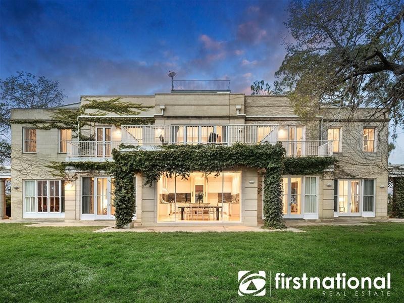 160 Wheelers Park Drive, Cranbourne North VIC 3977