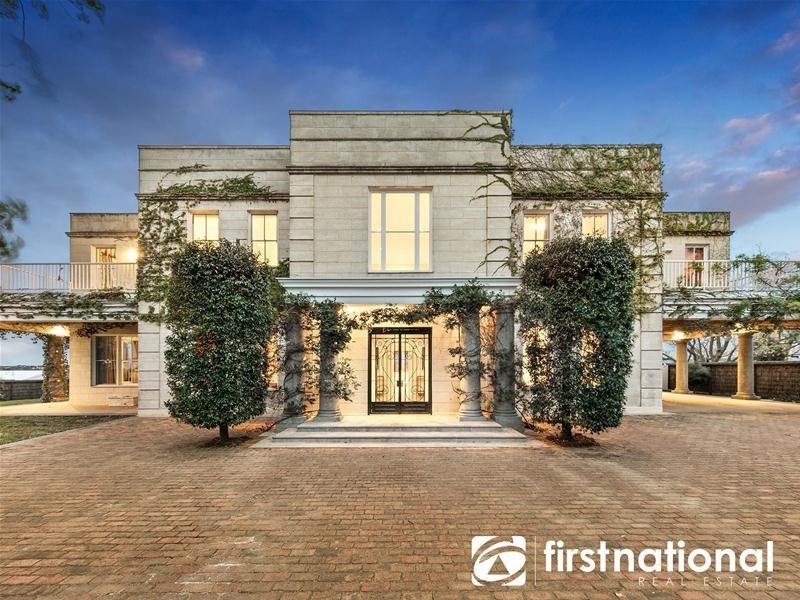 160 Wheelers Park Drive, Cranbourne North VIC 3977