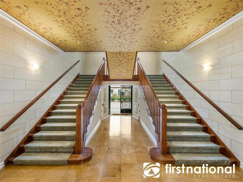 160 Wheelers Park Drive, Cranbourne North VIC 3977