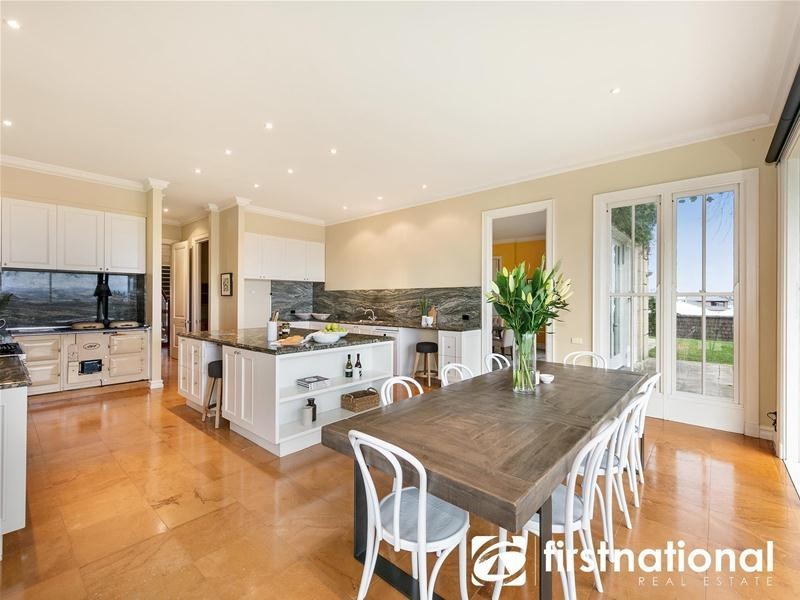 160 Wheelers Park Drive, Cranbourne North VIC 3977