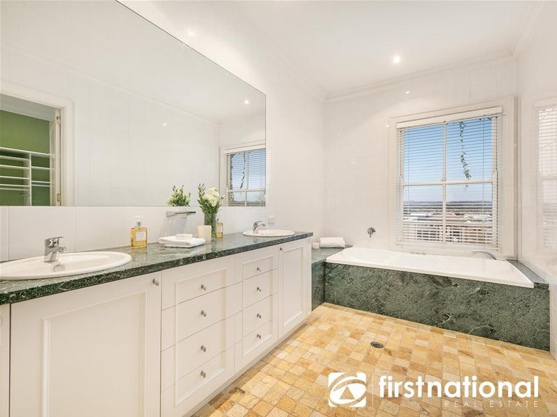 160 Wheelers Park Drive, Cranbourne North VIC 3977