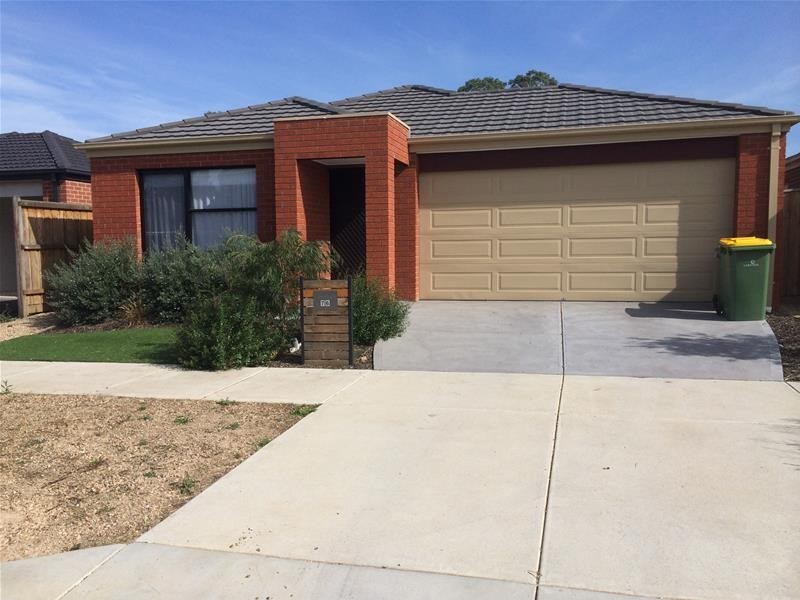 76 Fallingwater Drive, Pakenham VIC 3810