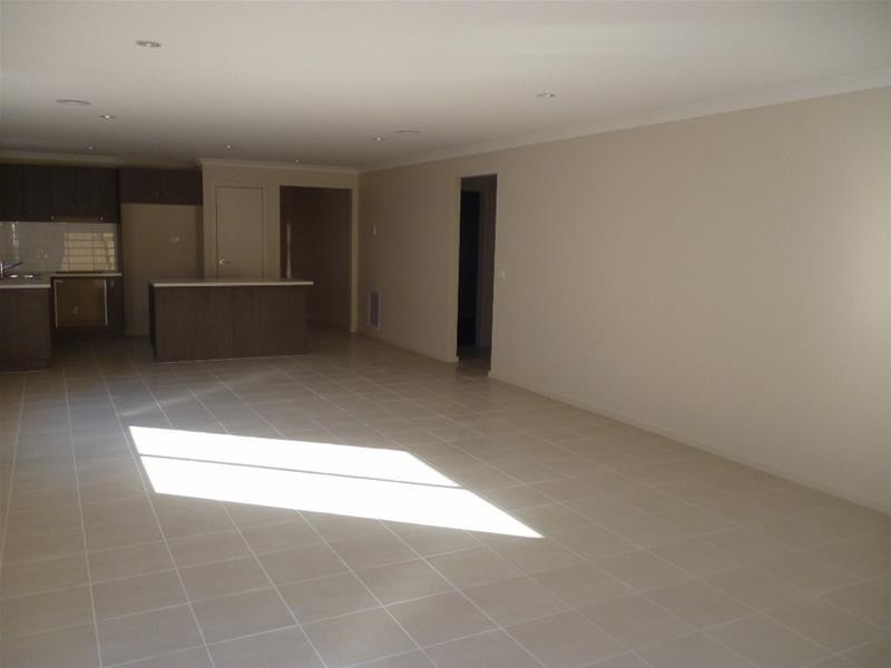 76 Fallingwater Drive, Pakenham VIC 3810