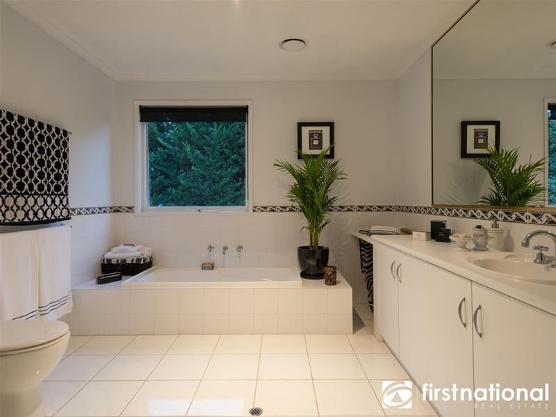 5 Lightwood Court, Berwick VIC 3806