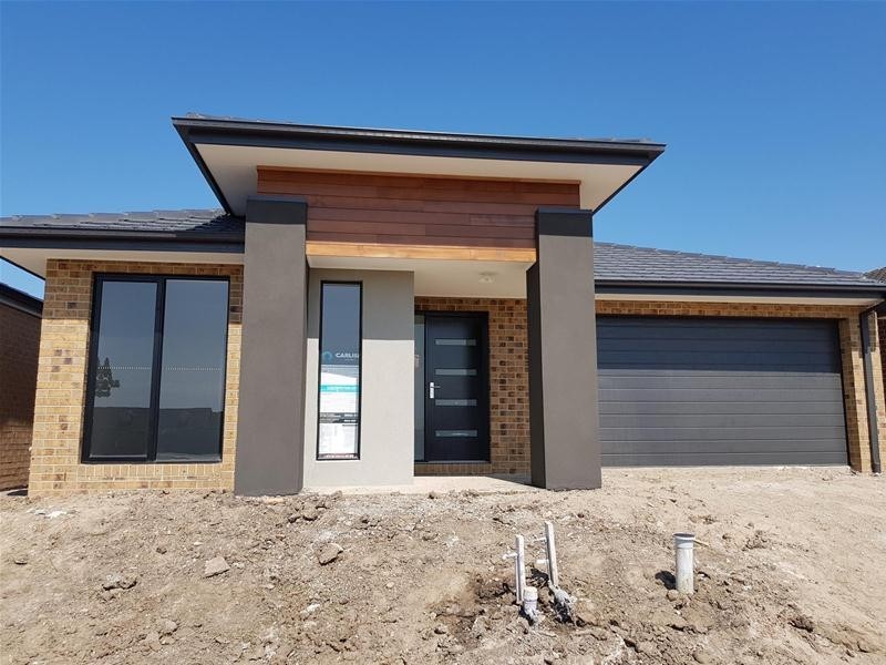 8 Chambers Crescent, Cranbourne North VIC 3977