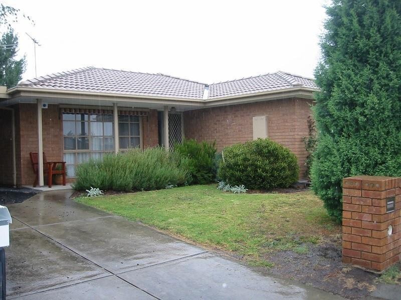 8 Farrer Place, Berwick VIC 3806