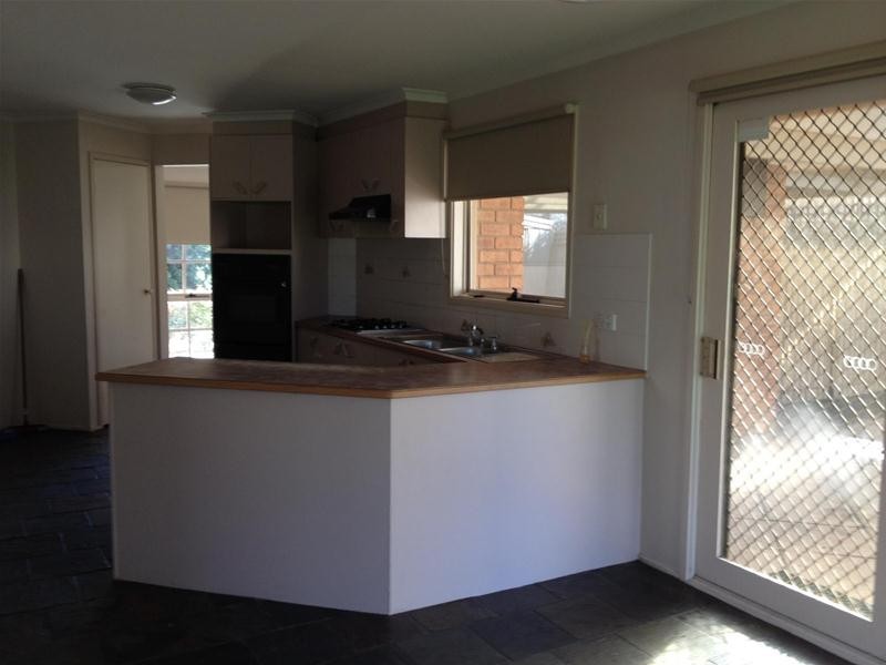 8 Farrer Place, Berwick VIC 3806