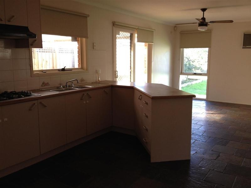 8 Farrer Place, Berwick VIC 3806