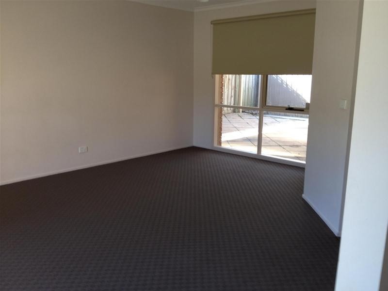 8 Farrer Place, Berwick VIC 3806