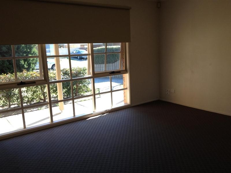 8 Farrer Place, Berwick VIC 3806