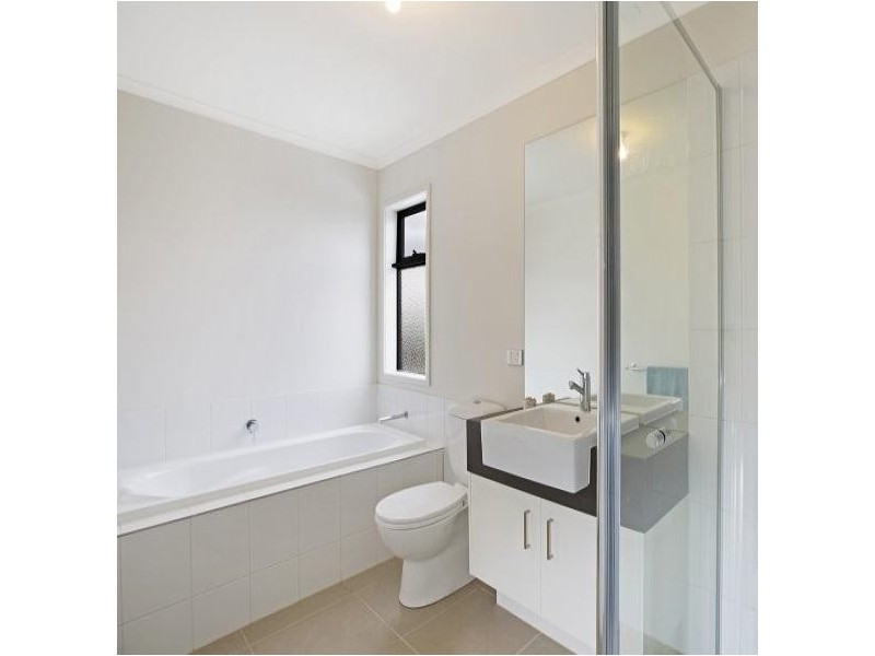 18 Officedale Rd, Officer VIC 3809