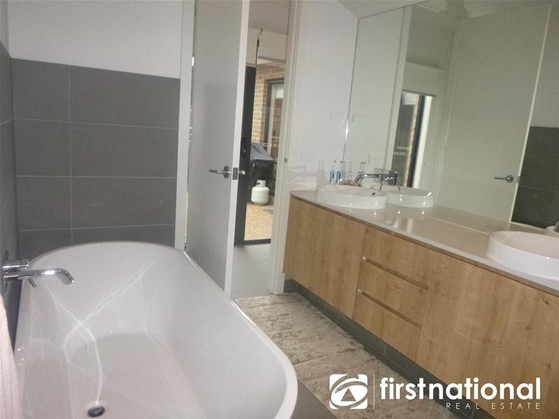 15 Newark Place, Officer VIC 3809