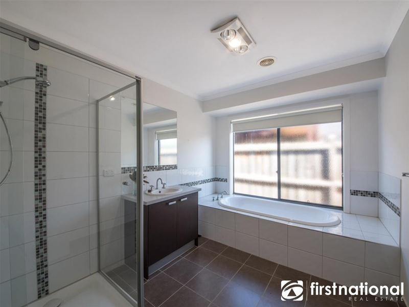 5 Suffolk Court, Cranbourne North VIC 3977