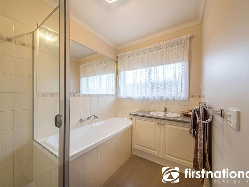 2/2 Sarah-Louise Place, Berwick VIC 3806