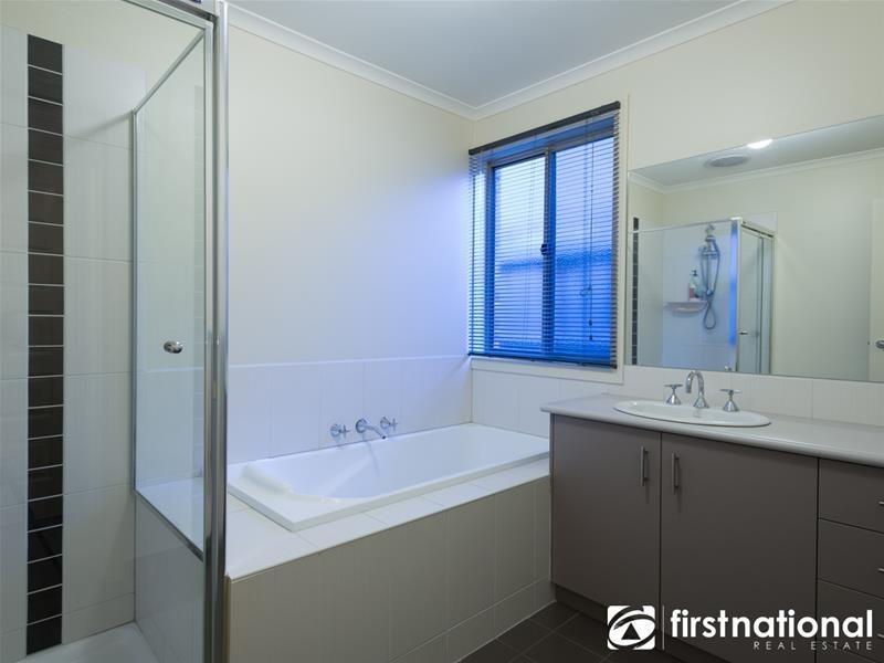 37 Fallingwater Drive, Pakenham VIC 3810