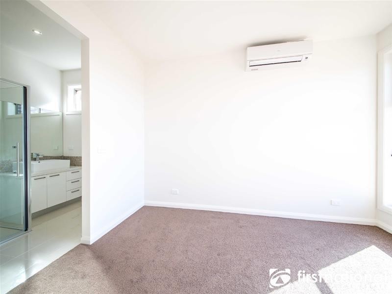 10 Coberley Way, Cranbourne North VIC 3977