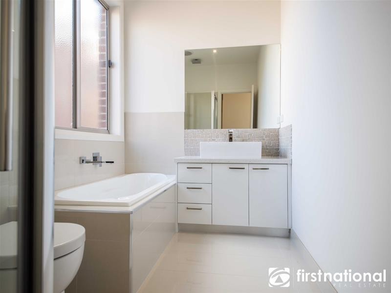 10 Coberley Way, Cranbourne North VIC 3977