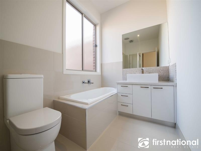 10 Coberley Way, Cranbourne North VIC 3977