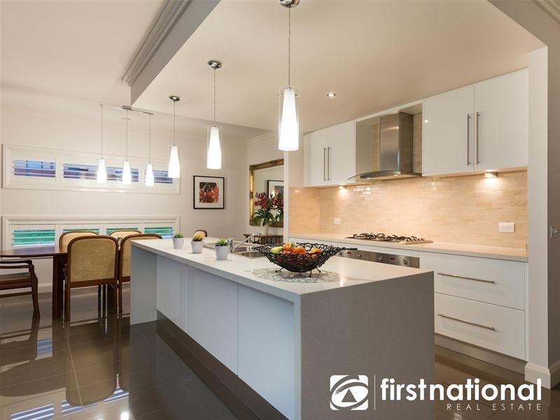 8 Waterside Drive, Pakenham VIC 3810