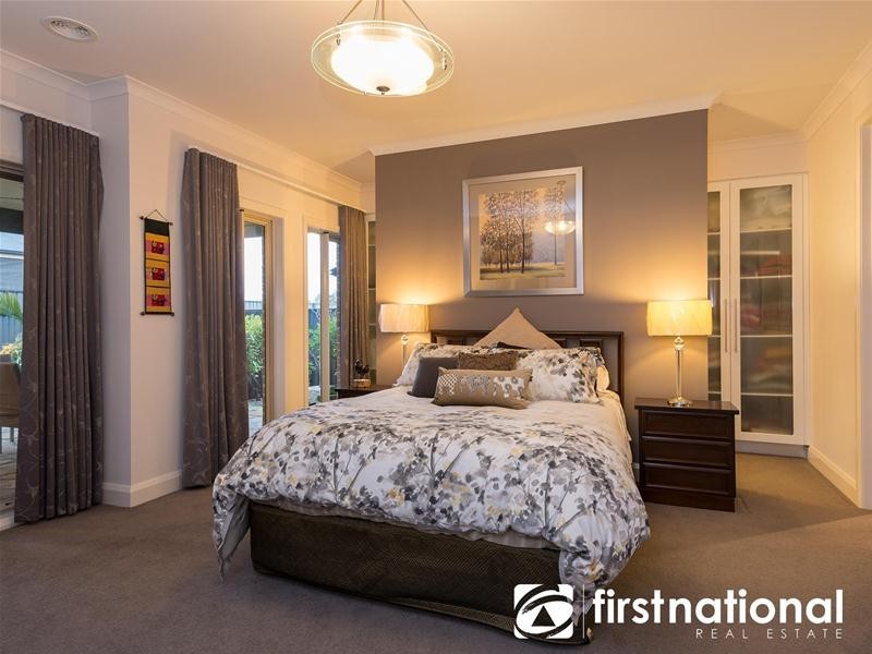 8 Waterside Drive, Pakenham VIC 3810