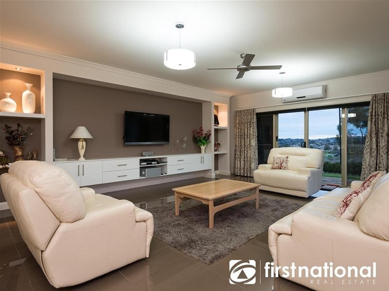 8 Waterside Drive, Pakenham VIC 3810