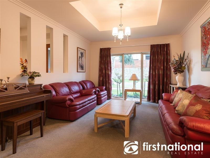 8 Waterside Drive, Pakenham VIC 3810