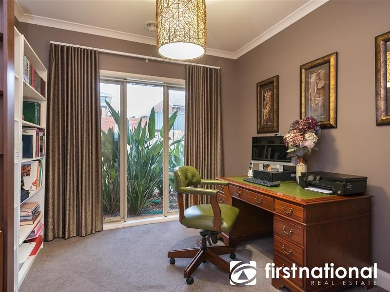 8 Waterside Drive, Pakenham VIC 3810