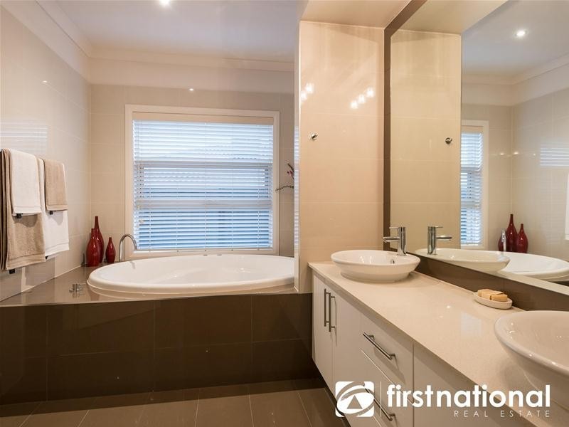 8 Waterside Drive, Pakenham VIC 3810