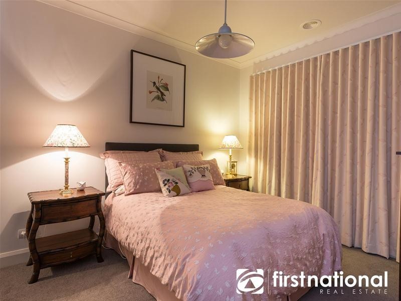 8 Waterside Drive, Pakenham VIC 3810