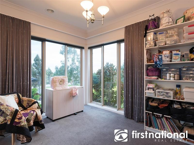 8 Waterside Drive, Pakenham VIC 3810