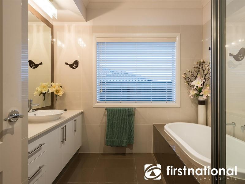 8 Waterside Drive, Pakenham VIC 3810