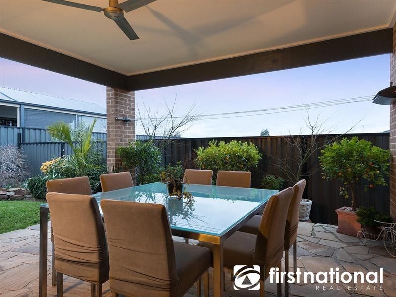 8 Waterside Drive, Pakenham VIC 3810