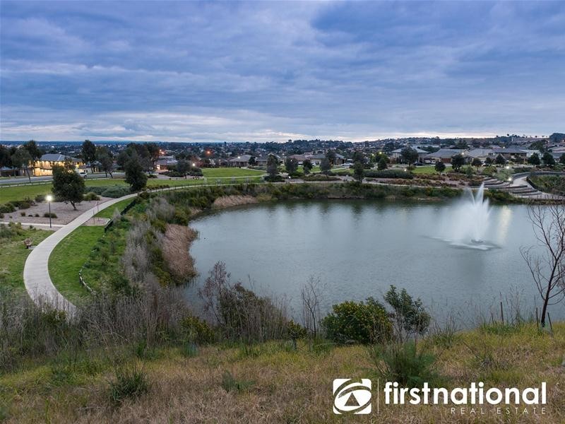 8 Waterside Drive, Pakenham VIC 3810